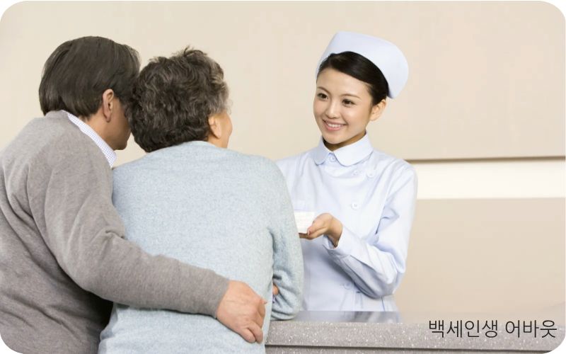 [국가 건강검진 2026] 병원 내부에서 최신 검진 장비와 함께 친절하게 설명하는 의료진의 모습. 시각 장애인을 위해 설명하자면, 신뢰할 수 있는 국가 건강검진 시스템의 청결하고 전문적인 환경을 묘사했습니다.