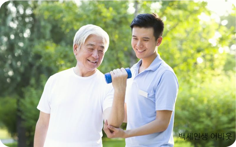 부모 모시는 합가 세대 세제 혜택 안내문을 확인하며 모바일로 주민등록표 등본 합가 날짜를 조회하는 모습